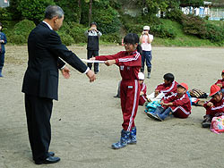 稲刈り体験(緑ヶ丘小・北郷小) _d0247484_1650396.jpg