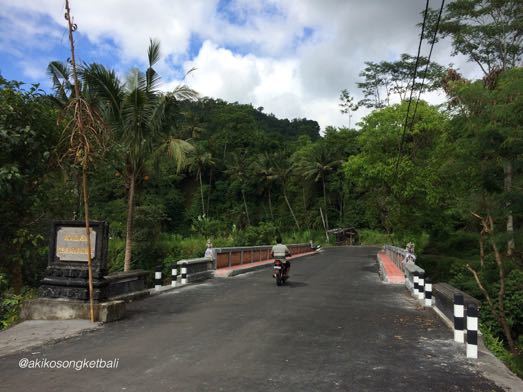 ウンダ川の橋が新しくなりました。Jembatan Baru di Sungai Unda Sidemen_a0120328_16281368.jpg