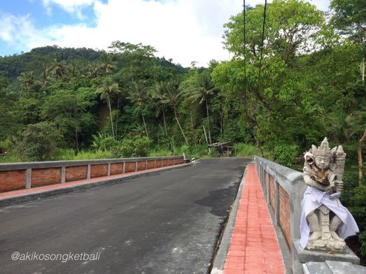ウンダ川の橋が新しくなりました。Jembatan Baru di Sungai Unda Sidemen_a0120328_16293920.jpg