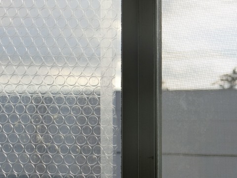 窓の断熱 結露防止プチプチシートを貼り換え 某の雑記帳