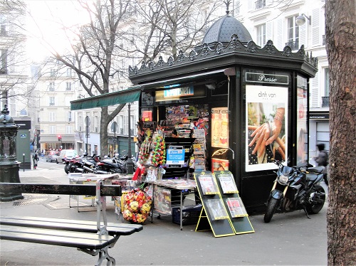 パリの広告塔 : パリの裏通り（パリのスケッチ教室）