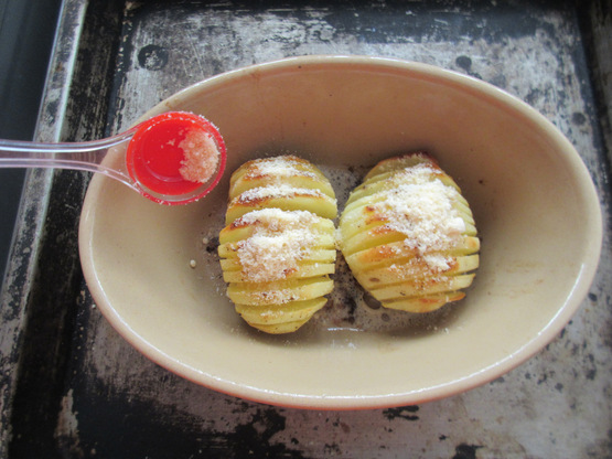 ＜イギリス料理・レシピ＞ ハッセルバック・ポテト【Hasselback Potatoes】_e0038047_0172343.jpg