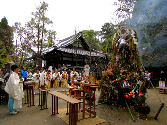 左義長神事 新熊野神社_e0048413_21181897.jpg
