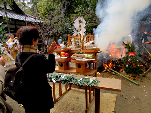左義長神事 新熊野神社_e0048413_21185682.jpg