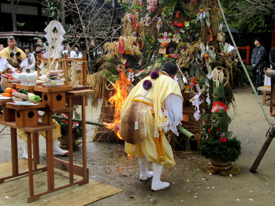 左義長神事 新熊野神社_e0048413_2118848.jpg