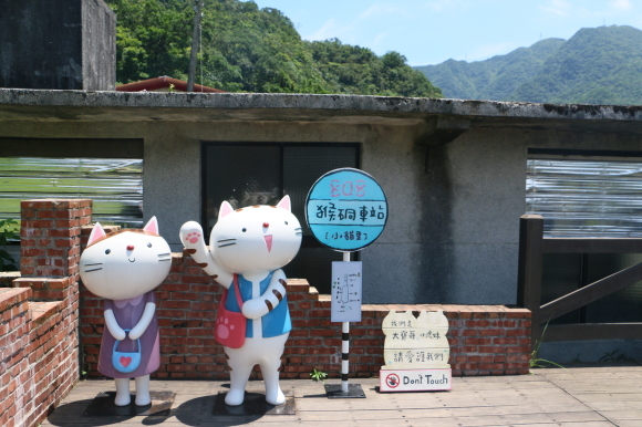 猫の国行きのバス停_e0255060_15540103.jpg