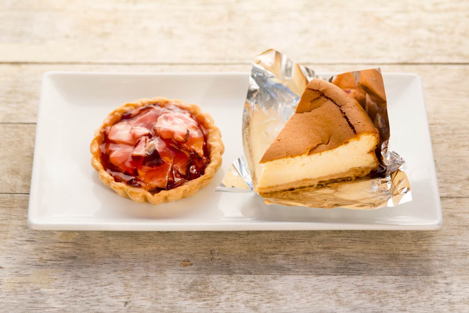 「アップルタルトとチーズケーキ」_a0075684_1981529.jpg