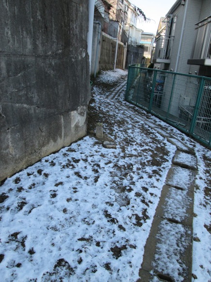 慶応志木高校北側から始まる野火止用水分流（浜崎流末）の蓋暗渠（ヒューム管露出地点有）_d0250051_21582358.jpg