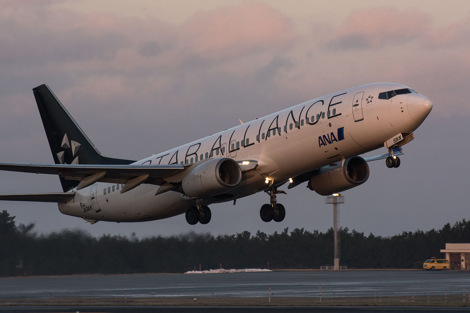 BOEING 737-800 / JA51AN - Star Alliance - : SKY LOUNGE BOEING 737-800 / JA51AN - Star Alliance - : SKY LOUNGE