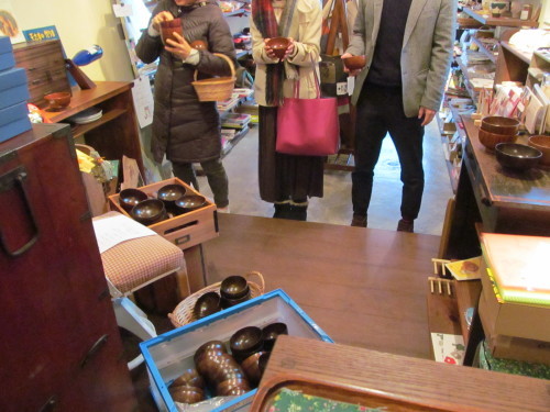 空前のお椀ブーム到来か!?なぜか木製汁椀を買い求める人であふれる店内_f0129557_10291226.jpg