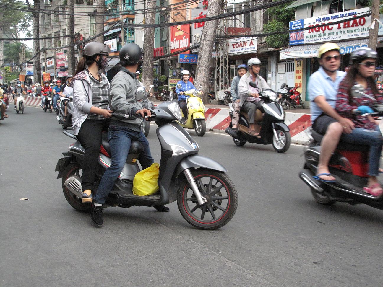 ベトナムの路面事情 Scooterとbackpackでroadtrip ベトナムの路面事情 Scooterとbackpackでroadtrip