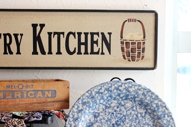 Country Kitchen のウッドボードとブルーのポタリー_f0161543_165133.jpg