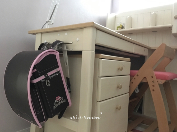 春から小学生。レディースルームに娘の学習机を置きました!_a0341288_02472831.jpg