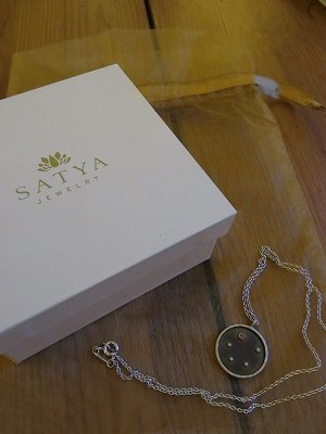 SATYA Jewelryのペンダント_b0209691_930087.jpg