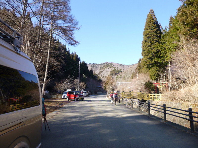 富士山の良く見える大平山から大出山登山口に下山する_d0170615_19210920.jpg