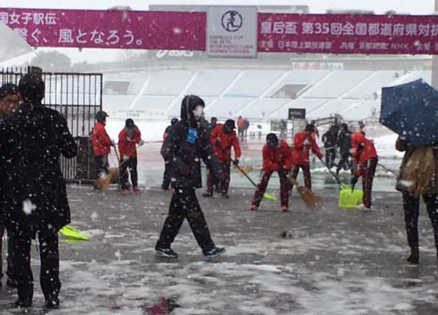 駅伝に備えて雪かきに大わらわ（西京極競技場・午前10時過ぎ）_c0184737_1113364.jpg