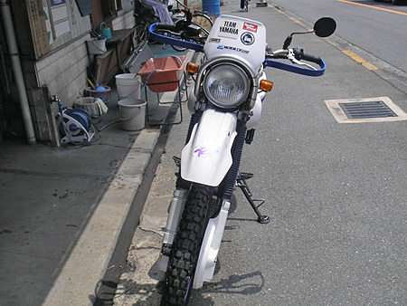 オフロードのサイドスタンド蹴り出し _e0218639_20531224.jpg
