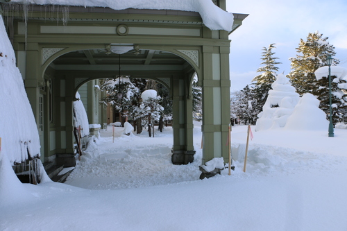 重文本館ライトアップ投光面の除雪　１．１６昼下がり・・・２_c0075701_19465396.jpg