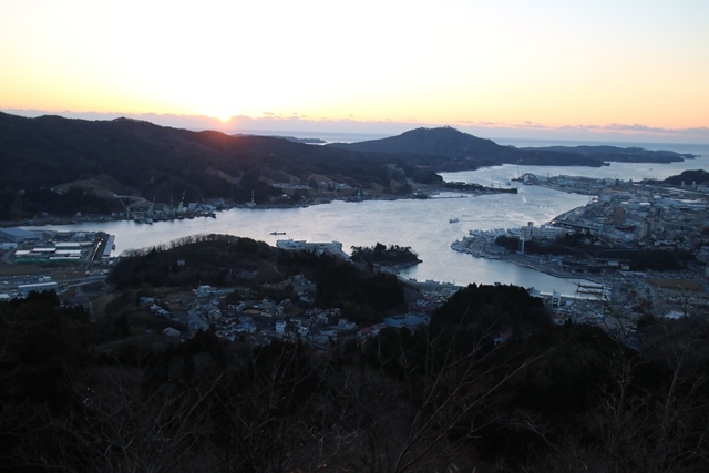 東日本大震災現地からの復興報告の必要性・・・鉄道写真も追加して、気仙沼安波山からの日の出_d0181492_19573340.jpg