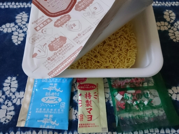一平ちゃん夜店の焼そばショートケーキ味 + サンガリア まろやか いちご&ミルク + 豆餅_b0042308_12373317.jpg