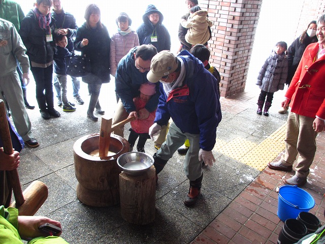 1月14日15日の臼で餅つき・団子さしのようすです。_b0189727_14183928.jpg