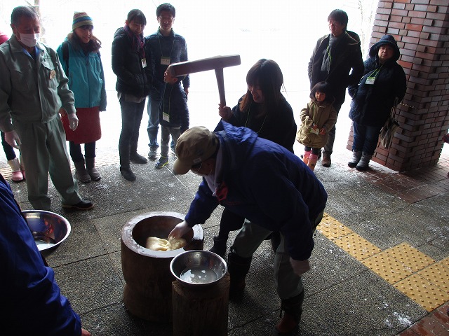 1月14日15日の臼で餅つき・団子さしのようすです。_b0189727_14191777.jpg