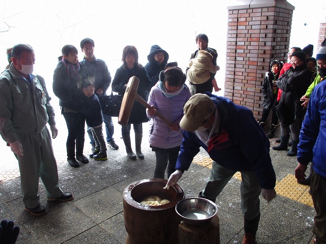 1月14日15日の臼で餅つき・団子さしのようすです。_b0189727_141928.jpg