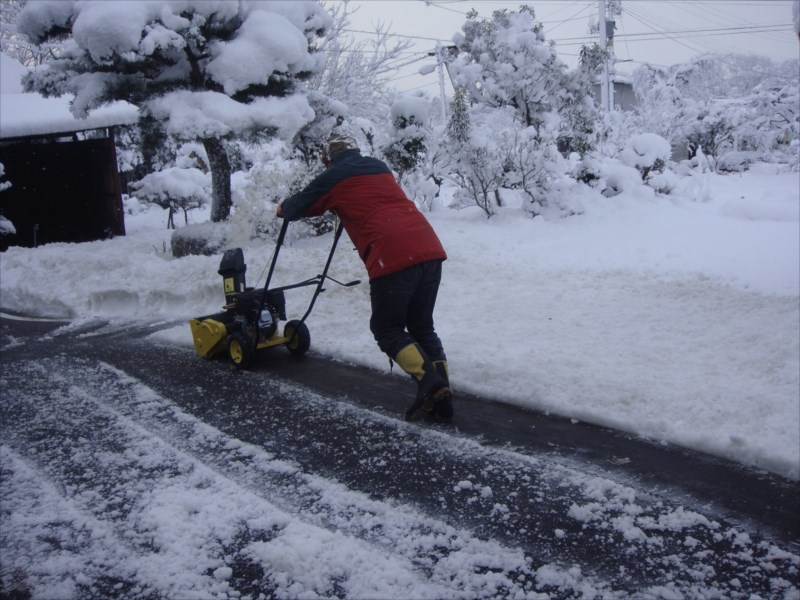 格安除雪機使ってみたが、疲れた_b0080681_16574376.jpg