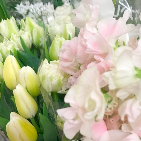 チューリップとスイートピー 本日の花教室のために & 2/1(水)〜2/12(日)臨時休業いただきます_a0115684_00403523.jpg