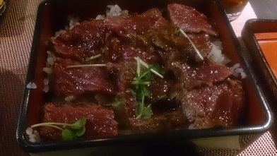 ランチを奮発したが… 『五代目 橋本』特選黒毛和牛のやわらかもも肉重+フォワグラ_c0364960_13044128.jpg