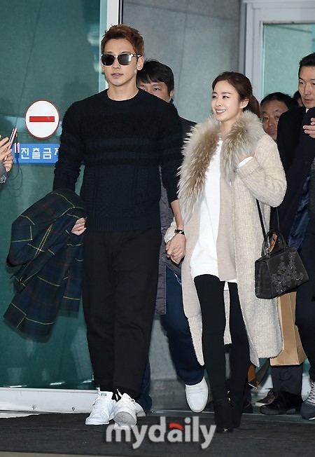 【PHOTO】RAIN＆キム・テヒ夫妻、新婚旅行のためバリへ出国“仲睦まじい様子”_c0047605_7422775.jpg