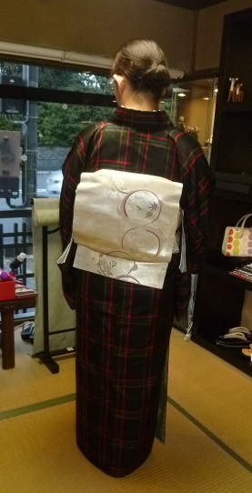 格子の大島のお客様・梅のつまみ細工の帯留。_f0181251_1721971.jpg