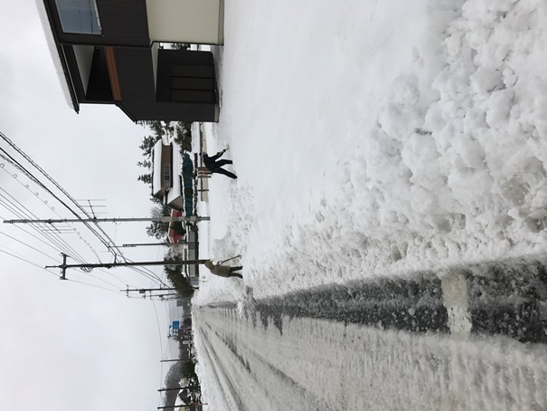 大雪で、お店が雪で埋もれています。_f0009169_992868.jpg