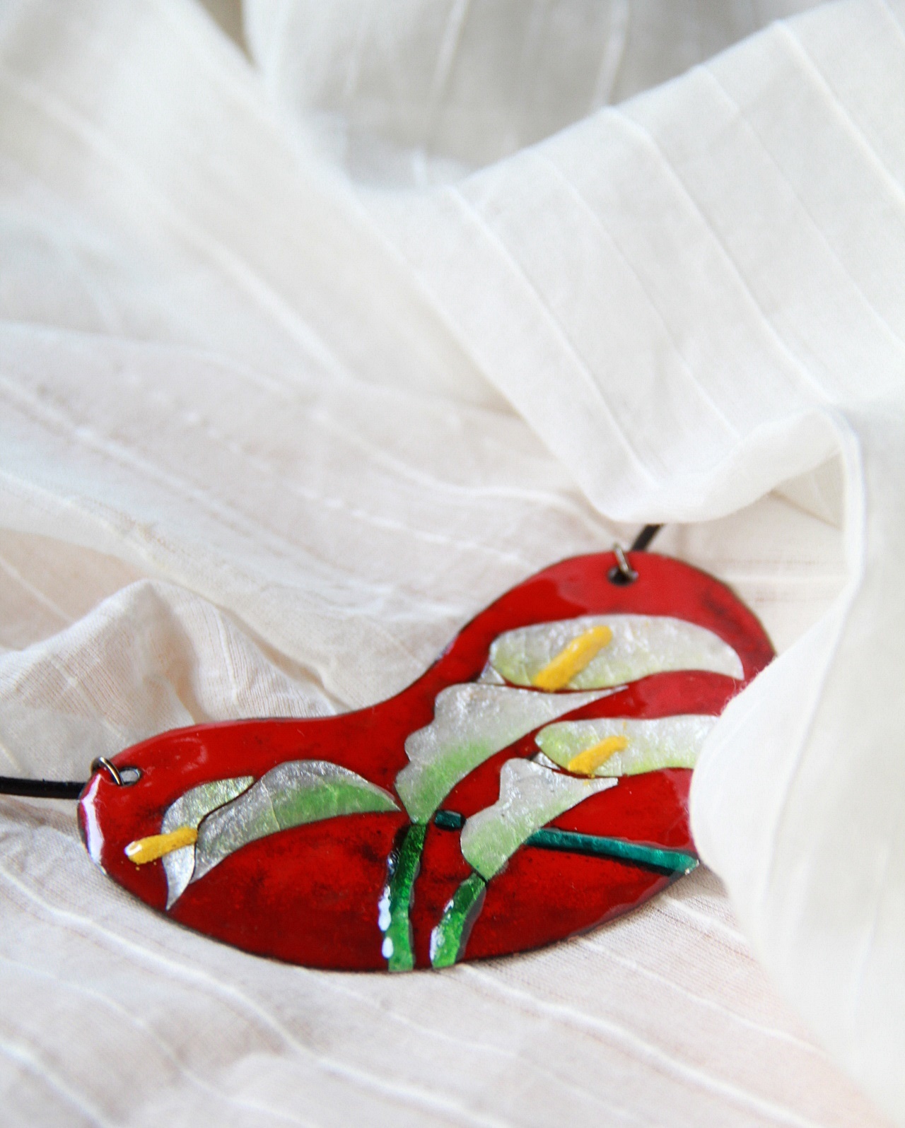 七宝焼 壁画 ⑤ kondo kenichiさんのぐい吞み 鮮やかで深みのある色合い、色彩の美しさ