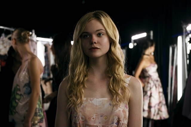 ネオン・デーモン (ニコラス・ウィンディング・レフン監督 / 原題 : Neon Demon)_e0345320_00561407.jpg