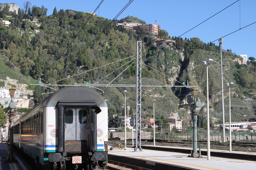 鉄道でカターニアからタオルミーナ駅へ_a0163227_1542864.jpg