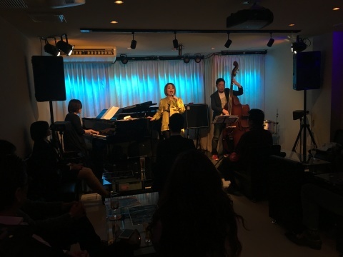 広島 Jazzlive comin 本日金曜日のライブ と 二月のライブスケジュール_b0115606_11495377.jpg