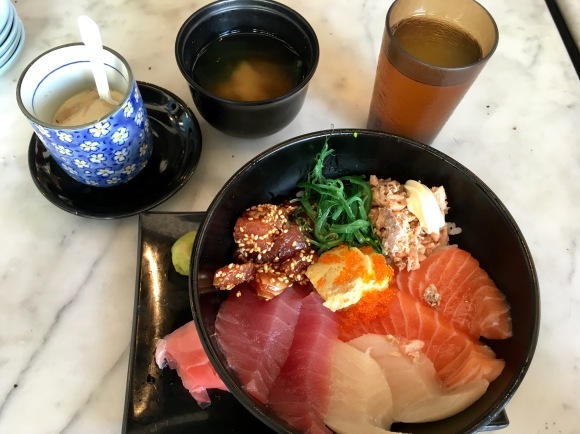 オフィス街で人気の海鮮丼&ヘルシーカフェ_e0319202_21242395.jpg