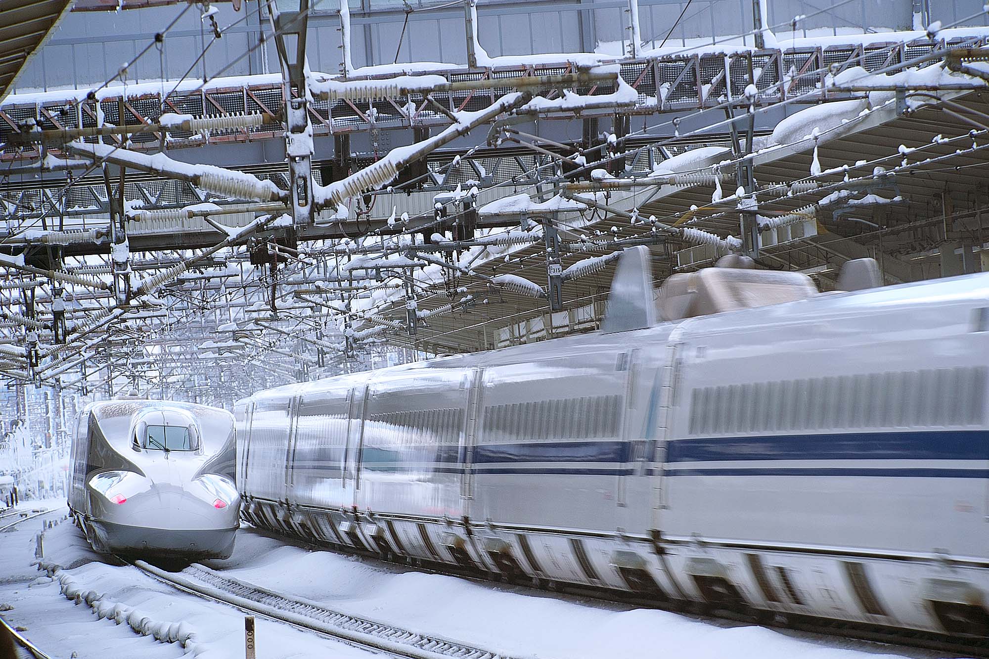 雪が降るなか米原駅構内を通過する新幹線車両を撮りに行って来ました_f0000502_16261077.jpg