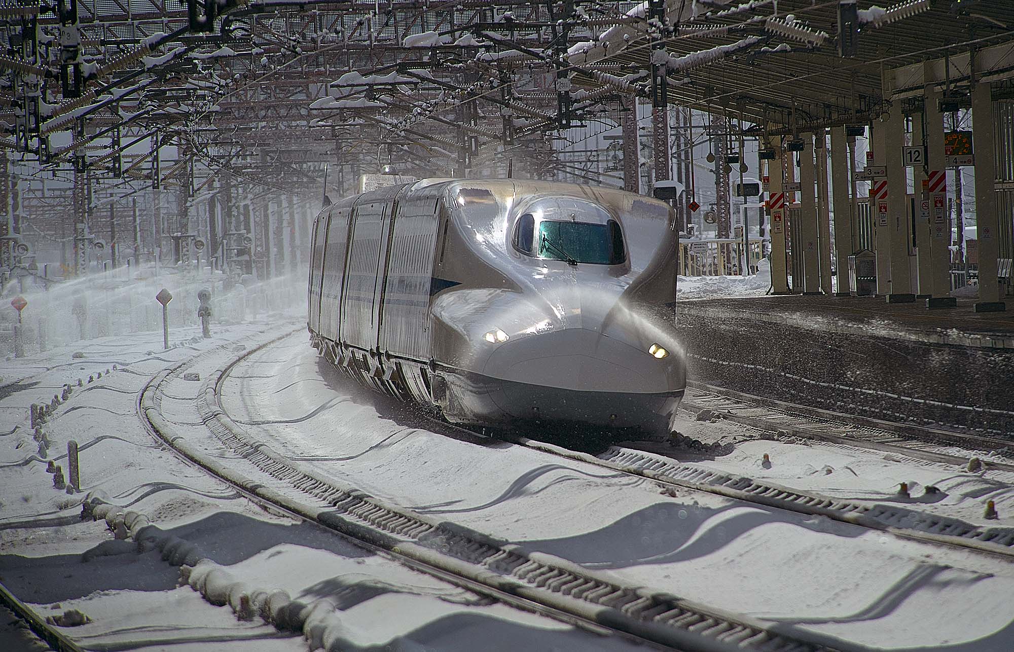 雪が降るなか米原駅構内を通過する新幹線車両を撮りに行って来ました_f0000502_16331484.jpg