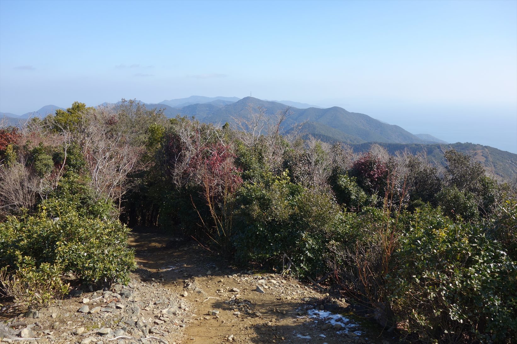 △　淡路島最高峰の諭鶴羽山と灘黒岩水仙郷を巡る山旅　△_f0348933_17592300.jpg