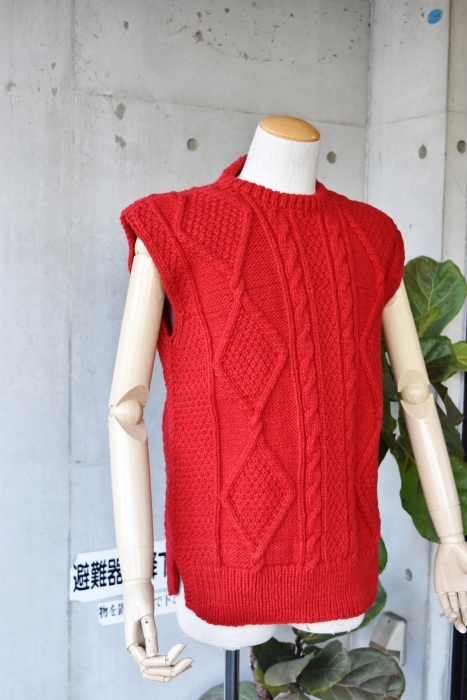 ARTESANIA ・・・ CABLE KNIT VEST (某メーカー・別注)!★!_d0152280_09063468.jpg