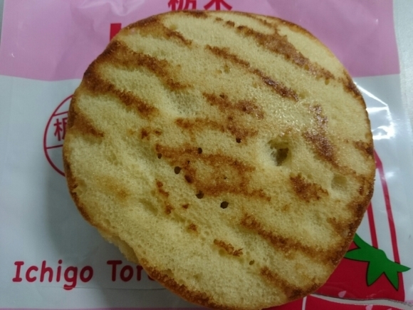 1/29夜勤食 日清焼そばU.F.O梅こぶ茶 + 栃木いちごトラヤキ_b0042308_01594757.jpg