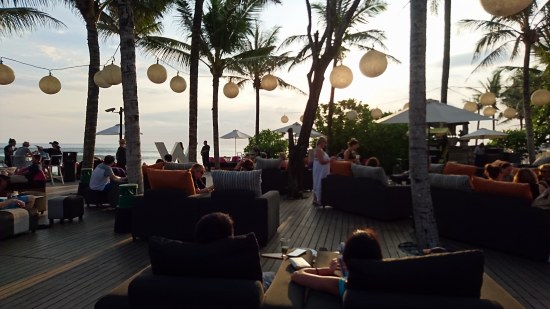 W Retreat & Spa Bali ～夕方からのWOO BARは大賑わい～ (\'16年GW)_f0319208_185339.jpg