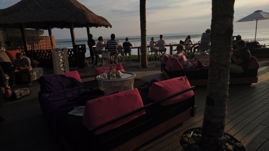 W Retreat & Spa Bali ～夕方からのWOO BARは大賑わい～ (\'16年GW)_f0319208_191386.jpg