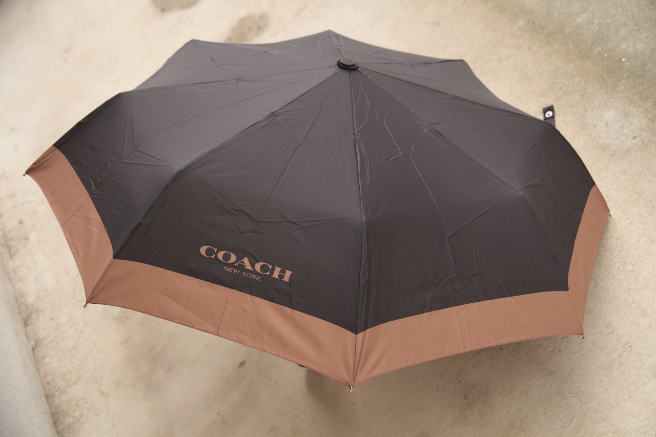 シックでお洒落な折りたたみ傘/COACH_b0139233_11364814.jpg