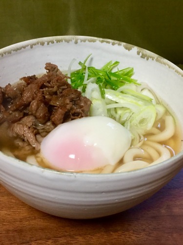 肉  + 温玉のせ うどん_c0369046_17384104.jpg