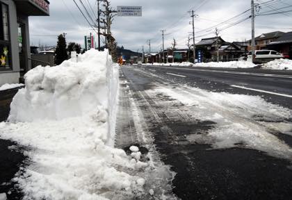 除雪後の雪で幅狭になってたスタジオ前の産業道路....._b0194185_2224213.jpg