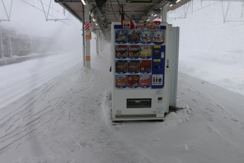 米沢駅、駅前、ホームの大荒れの雪景色　2月2日（大寒・末候）　　鶏始めて乳（とやにつく）・２_c0075701_00035132.jpg