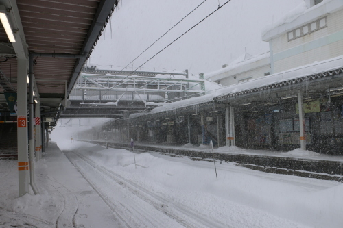 米沢駅、駅前、ホームの大荒れの雪景色　2月2日（大寒・末候）　　鶏始めて乳（とやにつく）・２_c0075701_00075347.jpg
